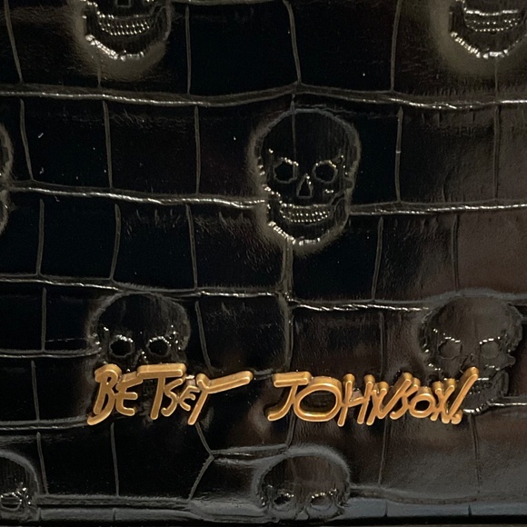 Betsy Johnson NWT croc & skull embossed, 7 inch detachable key chain - Picture 5 of 7